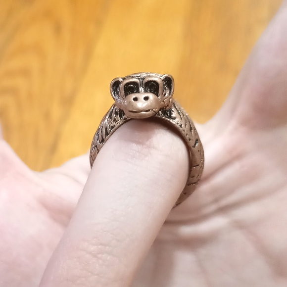 🐵 Monkey Hug Ring - Picture 4 of 4